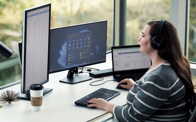 microsoft-windows11-woman-working-on-laptop